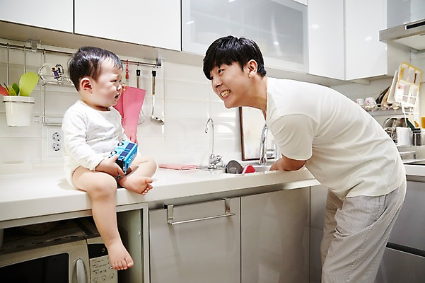포토 JPG 전신 응시 남자 아들 가족 주방용품 실내 서기 웃음 들기 앉기 상반신 성인 두명 옆모습 30대 장난감 주방 한국인 육아 아기 가족라이프 아빠 울음 설거지 싱크대 부자지간 남자만 남성육아휴직 육아대디 싱글대디 한부모가족 국내포토 라이프스타일 시선 뷰포인트 생활용품 가사 관계 모션 표정 사람 동양인 내부 장년 개수대 파일형식 육아휴직