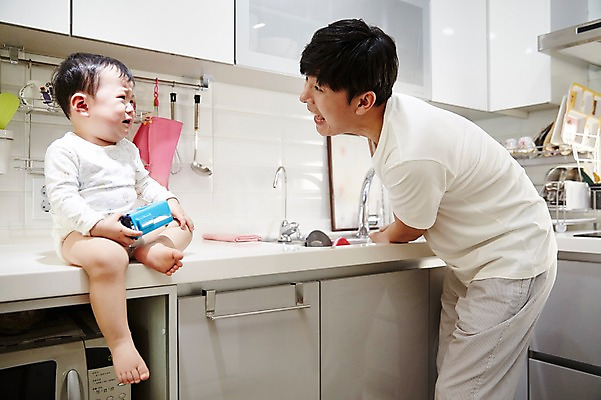포토 JPG 전신 응시 남자 아들 가족 주방용품 실내 서기 웃음 들기 앉기 상반신 성인 두명 옆모습 30대 장난감 주방 한국인 육아 아기 가족라이프 아빠 울음 설거지 싱크대 부자지간 남자만 남성육아휴직 육아대디 싱글대디 한부모가족 국내포토 라이프스타일 시선 뷰포인트 생활용품 가사 관계 모션 표정 사람 동양인 내부 장년 개수대 파일형식 육아휴직