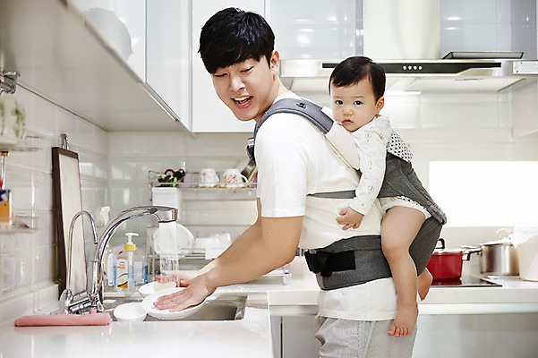포토 JPG 전신 그릇 응시 남자 아들 가족 주방용품 실내 서기 웃음 상반신 성인 두명 옆모습 30대 주방 한국인 육아 아기 가족라이프 아빠 설거지 싱크대 업기 부자지간 남자만 아기띠 남성육아휴직 육아대디 싱글대디 한부모가족 국내포토 라이프스타일 식기 시선 뷰포인트 생활용품 가사 관계 모션 표정 사람 동양인 내부 장년 아기용품 개수대 파일형식 육아휴직