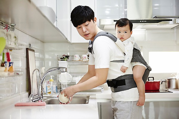 포토 JPG 전신 그릇 응시 남자 아들 가족 주방용품 실내 서기 상반신 성인 두명 옆모습 30대 주방 한국인 육아 아기 가족라이프 아빠 설거지 싱크대 업기 부자지간 남자만 아기띠 남성육아휴직 육아대디 싱글대디 한부모가족 국내포토 라이프스타일 식기 시선 뷰포인트 생활용품 가사 관계 모션 사람 동양인 내부 장년 아기용품 개수대 파일형식 육아휴직