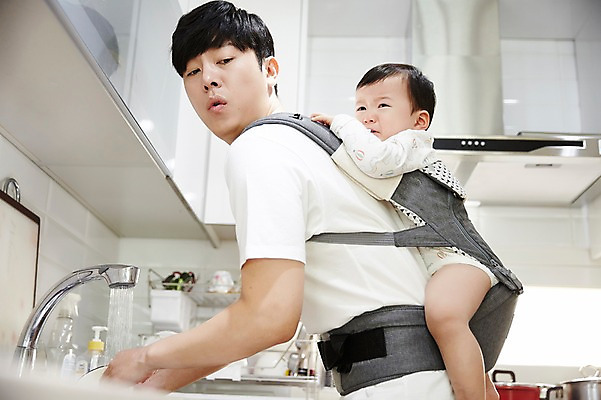 포토 JPG 응시 남자 아들 로우앵글 가족 주방용품 실내 서기 상반신 성인 두명 옆모습 30대 주방 한국인 육아 아기 가족라이프 아빠 울음 설거지 싱크대 업기 부자지간 남자만 아기띠 남성육아휴직 육아대디 싱글대디 한부모가족 국내포토 라이프스타일 시선 뷰포인트 생활용품 가사 관계 모션 표정 사람 동양인 내부 장년 아기용품 개수대 파일형식 육아휴직