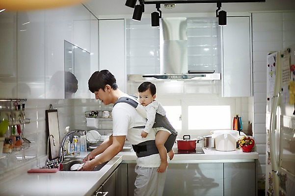 포토 JPG 전신 그릇 응시 남자 아들 가족 주방용품 실내 서기 상반신 성인 두명 옆모습 아웃포커스 30대 주방 한국인 육아 아기 가족라이프 아빠 설거지 싱크대 업기 부자지간 남자만 남성육아휴직 육아대디 싱글대디 한부모가족 국내포토 라이프스타일 식기 시선 뷰포인트 생활용품 가사 관계 모션 촬영기법 사람 동양인 내부 장년 개수대 파일형식 육아휴직