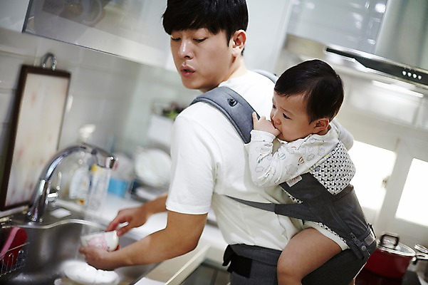 포토 JPG 그릇 응시 남자 아들 가족 주방용품 실내 서기 상반신 성인 두명 옆모습 30대 주방 한국인 육아 아기 가족라이프 아빠 설거지 싱크대 업기 부자지간 남자만 아기띠 남성육아휴직 육아대디 싱글대디 한부모가족 국내포토 라이프스타일 식기 시선 뷰포인트 생활용품 가사 관계 모션 사람 동양인 내부 장년 아기용품 개수대 파일형식 육아휴직 휴가 인종 생활 오브젝트