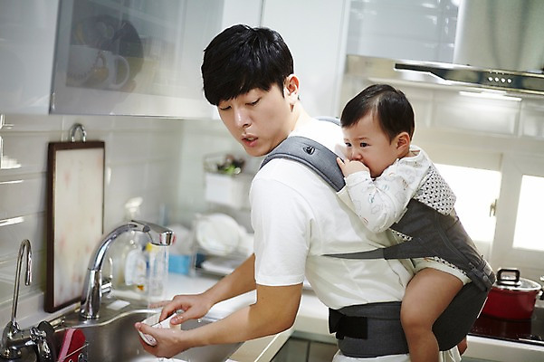 포토 JPG 그릇 응시 남자 아들 가족 주방용품 실내 서기 상반신 성인 두명 옆모습 30대 주방 한국인 육아 아기 가족라이프 아빠 설거지 싱크대 업기 부자지간 남자만 아기띠 남성육아휴직 육아대디 싱글대디 한부모가족 국내포토 라이프스타일 식기 시선 뷰포인트 생활용품 가사 관계 모션 사람 동양인 내부 장년 아기용품 개수대 파일형식 육아휴직
