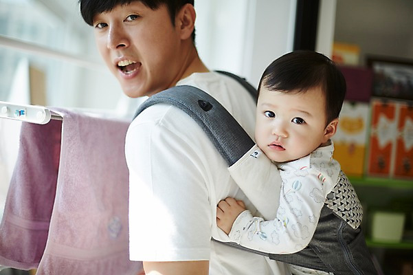 포토 JPG 남자 아들 가사 가족 실내 서기 웃음 상반신 성인 두명 옆모습 아웃포커스 30대 한국인 육아 아기 가족라이프 아빠 업기 빨래건조대 빨래널기 부자지간 남자만 아기띠 남성육아휴직 육아대디 싱글대디 한부모가족 국내포토 라이프스타일 뷰포인트 관계 모션 촬영기법 표정 사람 동양인 내부 장년 아기용품 빨래 빨래대 파일형식 육아휴직