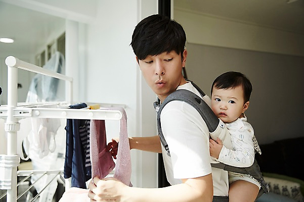 포토 JPG 응시 남자 아들 가사 가족 실내 서기 상반신 성인 두명 옆모습 30대 한국인 육아 아기 가족라이프 아빠 업기 빨래건조대 빨래널기 부자지간 남자만 아기띠 남성육아휴직 육아대디 싱글대디 한부모가족 국내포토 라이프스타일 시선 뷰포인트 관계 모션 사람 동양인 내부 장년 아기용품 빨래 빨래대 파일형식 육아휴직