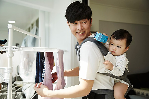 포토 JPG 응시 남자 아들 가사 가족 실내 서기 웃음 들기 상반신 성인 두명 옆모습 30대 장난감 한국인 육아 아기 가족라이프 아빠 업기 빨래건조대 빨래널기 부자지간 남자만 아기띠 남성육아휴직 육아대디 싱글대디 한부모가족 국내포토 라이프스타일 시선 뷰포인트 관계 모션 표정 사람 동양인 내부 장년 아기용품 빨래 빨래대 파일형식 육아휴직