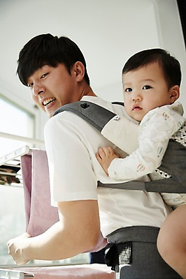 포토 JPG 응시 남자 아들 로우앵글 가사 가족 실내 서기 웃음 상반신 성인 두명 옆모습 30대 한국인 육아 아기 가족라이프 아빠 업기 빨래건조대 빨래널기 부자지간 남자만 아기띠 남성육아휴직 육아대디 싱글대디 한부모가족 국내포토 라이프스타일 시선 뷰포인트 관계 모션 표정 사람 동양인 내부 장년 아기용품 빨래 빨래대 파일형식 육아휴직