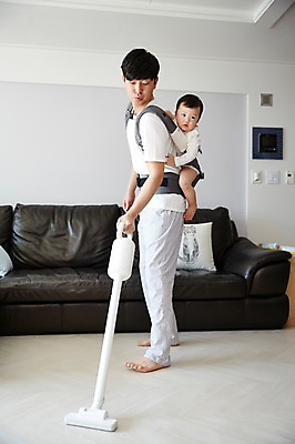 포토 JPG 전신 응시 남자 아들 가사 거실 가족 실내 서기 성인 두명 옆모습 30대 소파 한국인 육아 아기 가족라이프 아빠 업기 청소기 힘듦 부자지간 남자만 아기띠 남성육아휴직 육아대디 싱글대디 한부모가족 국내포토 라이프스타일 시선 뷰포인트 컨셉 의자 관계 모션 사람 동양인 내부 장년 전자제품 아기용품 청소도구 파일형식 육아휴직
