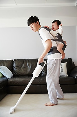 포토 JPG 전신 응시 남자 아들 가사 거실 가족 실내 서기 성인 두명 옆모습 30대 소파 한국인 육아 아기 가족라이프 아빠 울음 청소 업기 청소기 힘듦 부자지간 남자만 아기띠 남성육아휴직 육아대디 싱글대디 한부모가족 국내포토 라이프스타일 시선 뷰포인트 컨셉 의자 관계 모션 표정 사람 동양인 내부 장년 전자제품 아기용품 청소도구 파일형식 육아휴직