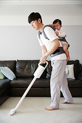 포토 JPG 전신 응시 남자 아들 가사 가족 실내 서기 성인 두명 옆모습 30대 소파 한국인 육아 아기 가족라이프 아빠 울음 청소 업기 청소기 힘듦 부자지간 남자만 아기띠 남성육아휴직 육아대디 싱글대디 한부모가족 국내포토 라이프스타일 시선 뷰포인트 컨셉 의자 관계 모션 표정 사람 동양인 내부 장년 전자제품 아기용품 청소도구 파일형식 육아휴직