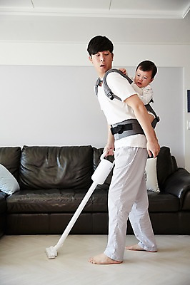 포토 JPG 전신 응시 남자 아들 가사 거실 가족 실내 서기 성인 두명 옆모습 30대 소파 한국인 육아 아기 가족라이프 아빠 울음 청소 업기 청소기 힘듦 부자지간 남자만 아기띠 남성육아휴직 육아대디 싱글대디 한부모가족 국내포토 라이프스타일 시선 뷰포인트 컨셉 의자 관계 모션 표정 사람 동양인 내부 장년 전자제품 아기용품 청소도구 파일형식 육아휴직