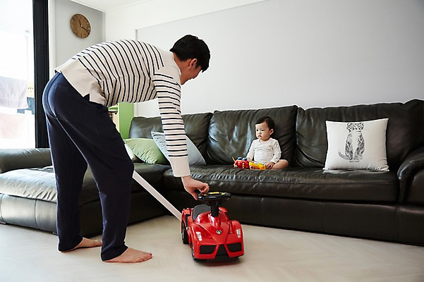 포토 JPG 전신 응시 남자 아들 가사 가족 자동차 실내 서기 앉기 상반신 성인 두명 앞모습 옆모습 30대 소파 장난감 한국인 육아 아기 가족라이프 아빠 청소 청소기 부자지간 남자만 남성육아휴직 육아대디 싱글대디 한부모가족 국내포토 라이프스타일 시선 육상교통 뷰포인트 의자 관계 모션 사람 동양인 내부 장년 전자제품 청소도구 파일형식 육아휴직