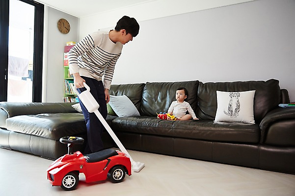 포토 JPG 전신 응시 남자 아들 가사 거실 가족 자동차 실내 서기 앉기 성인 두명 앞모습 옆모습 30대 소파 장난감 한국인 육아 아기 가족라이프 아빠 청소 청소기 부자지간 남자만 남성육아휴직 육아대디 싱글대디 한부모가족 국내포토 라이프스타일 시선 육상교통 뷰포인트 의자 관계 모션 사람 동양인 내부 장년 전자제품 청소도구 파일형식 육아휴직