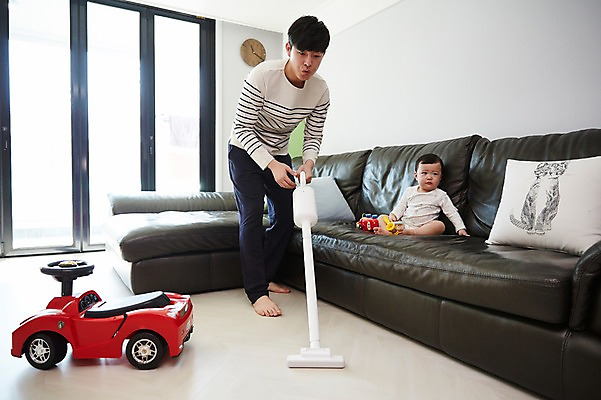 포토 JPG 전신 응시 남자 아들 가사 거실 가족 자동차 실내 서기 앉기 성인 두명 앞모습 30대 소파 장난감 한국인 육아 아기 가족라이프 아빠 청소 청소기 부자지간 남자만 남성육아휴직 육아대디 싱글대디 한부모가족 국내포토 라이프스타일 시선 육상교통 뷰포인트 의자 관계 모션 사람 동양인 내부 장년 전자제품 청소도구 파일형식 육아휴직