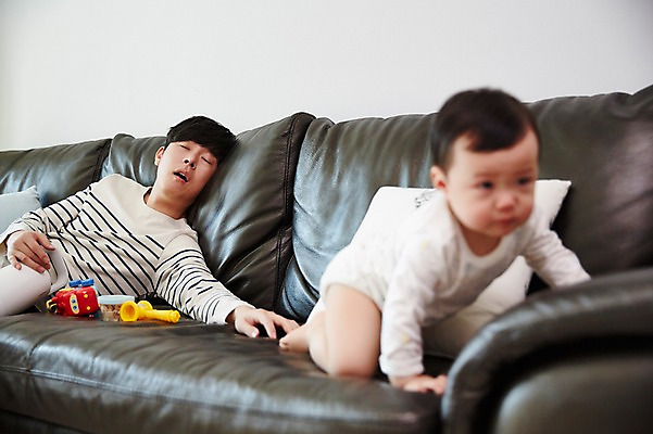 포토 JPG 전신 응시 남자 아들 가사 거실 가족 실내 피곤 앉기 상반신 성인 두명 앞모습 아웃포커스 30대 소파 장난감 기댐 한국인 육아 아기 잠 가족라이프 아빠 기어가기 부자지간 남자만 남성육아휴직 육아대디 싱글대디 한부모가족 국내포토 라이프스타일 시선 뷰포인트 컨셉 의자 관계 모션 촬영기법 사람 동양인 내부 장년 파일형식 육아휴직