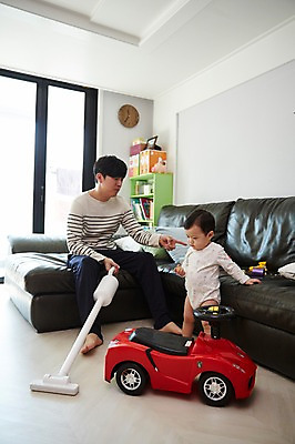 포토 JPG 전신 응시 남자 아들 거실 가족 자동차 실내 앉기 성인 두명 앞모습 30대 소파 장난감 한국인 육아 아기 가족라이프 아빠 꾸지람 청소 청소기 부자지간 남자만 남성육아휴직 육아대디 싱글대디 한부모가족 국내포토 라이프스타일 시선 육상교통 뷰포인트 의자 관계 모션 사람 동양인 내부 장년 전자제품 체벌 청소도구 파일형식 육아휴직
