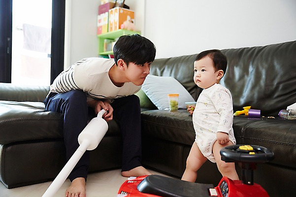 포토 JPG 전신 응시 남자 아들 거실 가족 자동차 실내 서기 들기 앉기 성인 두명 옆모습 30대 소파 장난감 한국인 육아 아기 가족라이프 아빠 청소기 부자지간 남자만 남성육아휴직 육아대디 싱글대디 한부모가족 국내포토 라이프스타일 시선 육상교통 뷰포인트 의자 관계 모션 사람 동양인 내부 장년 전자제품 청소도구 파일형식 육아휴직