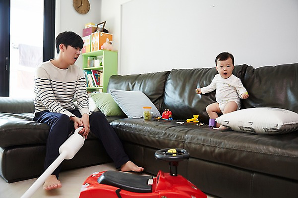 포토 JPG 전신 응시 남자 아들 거실 가족 자동차 실내 앉기 성인 두명 앞모습 30대 소파 장난감 한국인 육아 아기 가족라이프 아빠 꾸지람 청소 청소기 부자지간 남자만 남성육아휴직 육아대디 싱글대디 한부모가족 국내포토 라이프스타일 시선 육상교통 뷰포인트 의자 관계 모션 사람 동양인 내부 장년 전자제품 체벌 청소도구 파일형식 육아휴직