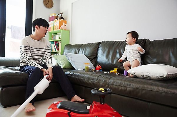 포토 JPG 전신 응시 남자 아들 거실 가족 자동차 포도 실내 앉기 성인 두명 옆모습 30대 소파 장난감 한국인 육아 아기 가족라이프 아빠 먹기 청소기 부자지간 남자만 남성육아휴직 육아대디 싱글대디 한부모가족 국내포토 라이프스타일 시선 육상교통 뷰포인트 의자 과일 관계 모션 사람 동양인 내부 장년 전자제품 청소도구 파일형식 육아휴직