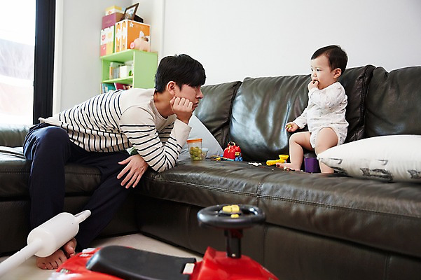 포토 JPG 전신 응시 남자 아들 거실 가족 자동차 포도 실내 서기 앉기 성인 두명 옆모습 30대 소파 장난감 턱괴기 한국인 육아 아기 가족라이프 아빠 먹기 청소기 부자지간 남자만 남성육아휴직 육아대디 싱글대디 한부모가족 국내포토 라이프스타일 시선 육상교통 뷰포인트 의자 과일 관계 모션 사람 동양인 내부 장년 전자제품 청소도구 파일형식 육아휴직 교통수단 가구 휴가 인종 생활 도구 청소 생활용품 교통 오브젝트