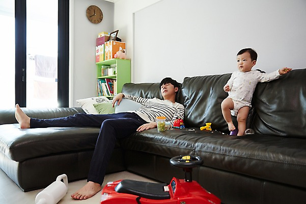 포토 JPG 전신 응시 남자 아들 거실 가족 자동차 포도 실내 피곤 서기 성인 두명 옆모습 30대 소파 눕기 장난감 한국인 육아 아기 가족라이프 아빠 먹기 청소기 힘듦 부자지간 남자만 남성육아휴직 육아대디 싱글대디 한부모가족 국내포토 라이프스타일 시선 육상교통 뷰포인트 컨셉 의자 과일 관계 모션 사람 동양인 내부 장년 전자제품 청소도구 파일형식 육아휴직