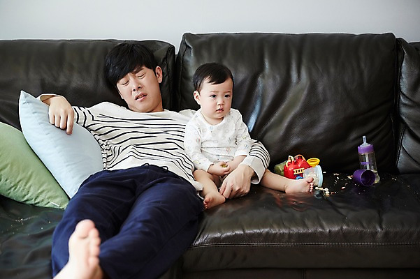 포토 JPG 전신 응시 남자 아들 거실 가족 실내 피곤 앉기 성인 두명 앞모습 30대 소파 눕기 장난감 한국인 육아 아기 잠 가족라이프 찡그림 아빠 젖병 힘듦 부자지간 남자만 남성육아휴직 육아대디 싱글대디 한부모가족 국내포토 라이프스타일 시선 뷰포인트 컨셉 의자 관계 모션 표정 사람 동양인 내부 장년 아기용품 파일형식 육아휴직