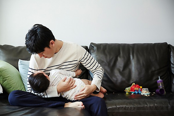 포토 JPG 전신 응시 남자 아들 거실 가족 안기 실내 앉기 성인 두명 앞모습 뒷모습 30대 소파 장난감 한국인 육아 아기 가족라이프 아빠 젖병 부자지간 남자만 남성육아휴직 육아대디 싱글대디 한부모가족 국내포토 라이프스타일 시선 뷰포인트 의자 관계 모션 사람 동양인 내부 장년 아기용품 파일형식 육아휴직