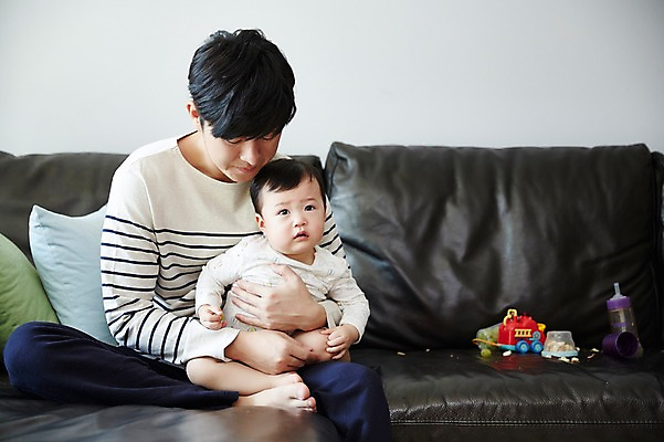 포토 JPG 전신 응시 남자 아들 거실 가족 안기 실내 앉기 상반신 성인 두명 앞모습 30대 소파 장난감 한국인 육아 아기 가족라이프 아빠 젖병 힘듦 부자지간 남자만 남성육아휴직 육아대디 싱글대디 한부모가족 국내포토 라이프스타일 시선 뷰포인트 컨셉 의자 관계 모션 사람 동양인 내부 장년 아기용품 파일형식 육아휴직