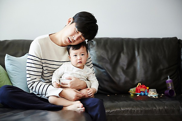 포토 JPG 전신 응시 남자 아들 거실 가족 안기 실내 앉기 상반신 성인 두명 앞모습 30대 소파 장난감 한국인 육아 아기 가족라이프 아빠 젖병 힘듦 부자지간 남자만 남성육아휴직 육아대디 싱글대디 한부모가족 국내포토 라이프스타일 시선 뷰포인트 컨셉 의자 관계 모션 사람 동양인 내부 장년 아기용품 파일형식 육아휴직 가구 휴가 인종 생활 오브젝트 생활용품