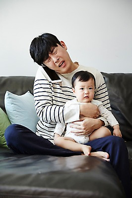 포토 JPG 전신 응시 남자 아들 거실 가족 안기 실내 앉기 성인 두명 앞모습 30대 스마트폰 소파 한국인 육아 아기 가족라이프 찡그림 아빠 통화 힘듦 부자지간 남자만 남성육아휴직 육아대디 싱글대디 한부모가족 국내포토 라이프스타일 시선 뷰포인트 컨셉 의자 관계 모션 표정 사람 동양인 내부 장년 핸드폰 스마트기기 파일형식 육아휴직 가구 휴가 인종 생활 전자제품 생활용품 오브젝트