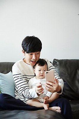 포토 JPG 전신 응시 남자 아들 거실 가족 안기 실내 웃음 들기 앉기 성인 두명 앞모습 30대 스마트폰 소파 한국인 육아 아기 가족라이프 아빠 화상통화 부자지간 남자만 남성육아휴직 육아대디 싱글대디 한부모가족 국내포토 라이프스타일 시선 뷰포인트 의자 관계 모션 표정 사람 동양인 내부 장년 핸드폰 스마트기기 통화 파일형식 육아휴직