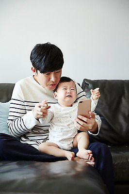 포토 JPG 전신 응시 남자 아들 거실 가족 안기 실내 들기 앉기 상반신 성인 두명 앞모습 30대 스마트폰 소파 한국인 육아 아기 가족라이프 아빠 울음 화상통화 부자지간 남자만 남성육아휴직 육아대디 싱글대디 한부모가족 국내포토 라이프스타일 시선 뷰포인트 의자 관계 모션 표정 사람 동양인 내부 장년 핸드폰 스마트기기 통화 파일형식 육아휴직