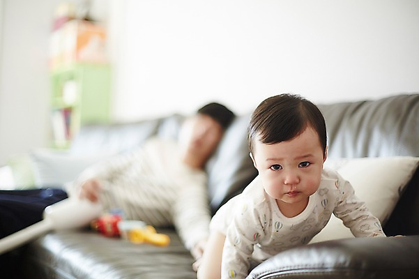 포토 JPG 응시 남자 아들 거실 가족 실내 앉기 상반신 성인 두명 앞모습 아웃포커스 30대 소파 한국인 육아 아기 잠 가족라이프 아빠 울음 기어가기 힘듦 부자지간 남자만 남성육아휴직 육아대디 싱글대디 한부모가족 국내포토 라이프스타일 시선 뷰포인트 컨셉 의자 관계 모션 촬영기법 표정 사람 동양인 내부 장년 파일형식 육아휴직
