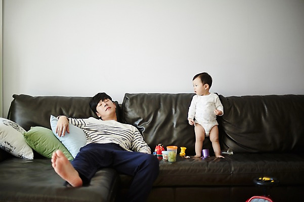 포토 JPG 전신 응시 남자 아들 거실 가족 포도 실내 서기 성인 두명 앞모습 30대 소파 눕기 장난감 한국인 육아 아기 잠 가족라이프 아빠 먹기 힘듦 부자지간 남자만 남성육아휴직 육아대디 싱글대디 한부모가족 국내포토 라이프스타일 시선 뷰포인트 컨셉 의자 과일 관계 모션 사람 동양인 내부 장년 파일형식 육아휴직