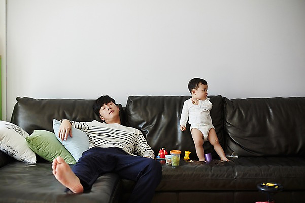 포토 JPG 전신 응시 남자 아들 거실 가족 포도 실내 피곤 서기 성인 두명 앞모습 30대 소파 눕기 한국인 육아 아기 잠 가족라이프 아빠 먹기 힘듦 부자지간 남자만 남성육아휴직 육아대디 싱글대디 한부모가족 국내포토 라이프스타일 시선 뷰포인트 컨셉 의자 과일 관계 모션 사람 동양인 내부 장년 파일형식 육아휴직