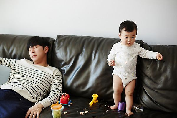 포토 JPG 전신 응시 남자 아들 거실 가족 포도 실내 피곤 서기 상반신 성인 두명 앞모습 30대 소파 눕기 장난감 한국인 육아 아기 잠 가족라이프 아빠 먹기 힘듦 부자지간 남자만 남성육아휴직 육아대디 싱글대디 한부모가족 국내포토 라이프스타일 시선 뷰포인트 컨셉 의자 과일 관계 모션 사람 동양인 내부 장년 파일형식 육아휴직
