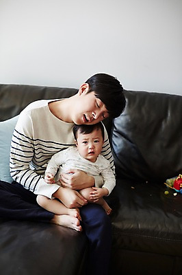 포토 JPG 전신 남자 아들 거실 가족 안기 실내 피곤 앉기 성인 두명 앞모습 30대 소파 한국인 육아 아기 잠 가족라이프 아빠 울음 힘듦 부자지간 남자만 남성육아휴직 육아대디 싱글대디 한부모가족 국내포토 라이프스타일 뷰포인트 컨셉 의자 관계 모션 표정 사람 동양인 내부 장년 파일형식 육아휴직