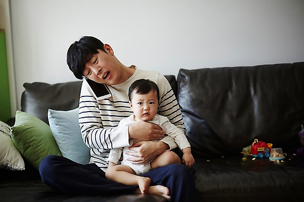 포토 JPG 전신 응시 남자 아들 거실 가족 안기 실내 앉기 성인 두명 앞모습 30대 스마트폰 소파 한국인 육아 아기 가족라이프 찡그림 아빠 통화 힘듦 부자지간 남자만 남성육아휴직 육아대디 싱글대디 한부모가족 국내포토 라이프스타일 시선 뷰포인트 컨셉 의자 관계 모션 표정 사람 동양인 내부 장년 핸드폰 스마트기기 파일형식 육아휴직