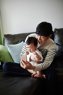 포토 JPG 전신 응시 남자 아들 거실 가족 안기 실내 웃음 들기 앉기 성인 두명 앞모습 30대 스마트폰 소파 한국인 육아 아기 가족라이프 아빠 화상통화 부자지간 남자만 남성육아휴직 육아대디 싱글대디 한부모가족 국내포토 라이프스타일 시선 뷰포인트 의자 관계 모션 표정 사람 동양인 내부 장년 핸드폰 스마트기기 통화 파일형식 육아휴직