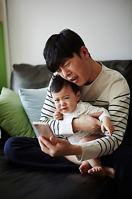 포토 JPG 전신 응시 남자 아들 거실 가족 안기 실내 들기 앉기 상반신 성인 두명 앞모습 30대 스마트폰 소파 한국인 육아 아기 가족라이프 찡그림 아빠 울음 화상통화 힘듦 부자지간 남자만 남성육아휴직 육아대디 싱글대디 한부모가족 국내포토 라이프스타일 시선 뷰포인트 컨셉 의자 관계 모션 표정 사람 동양인 내부 장년 핸드폰 스마트기기 통화 파일형식 육아휴직