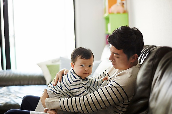 포토 JPG 응시 남자 아들 거실 가족 안기 실내 앉기 상반신 성인 두명 옆모습 아웃포커스 30대 소파 기댐 한국인 육아 아기 가족라이프 아빠 부자지간 남자만 남성육아휴직 육아대디 싱글대디 한부모가족 국내포토 라이프스타일 시선 뷰포인트 의자 관계 모션 촬영기법 사람 동양인 내부 장년 파일형식 육아휴직 가구 휴가 인종 생활 생활용품 오브젝트