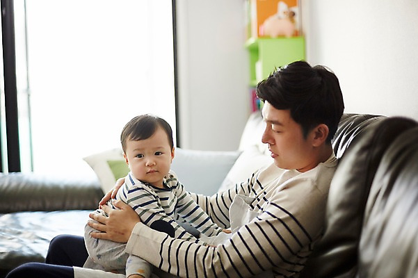포토 JPG 응시 남자 아들 거실 가족 안기 실내 앉기 상반신 성인 두명 옆모습 아웃포커스 30대 소파 기댐 한국인 육아 아기 가족라이프 아빠 부자지간 남자만 남성육아휴직 육아대디 싱글대디 한부모가족 국내포토 라이프스타일 시선 뷰포인트 의자 관계 모션 촬영기법 사람 동양인 내부 장년 파일형식 육아휴직 가구 휴가 인종 생활 생활용품 오브젝트