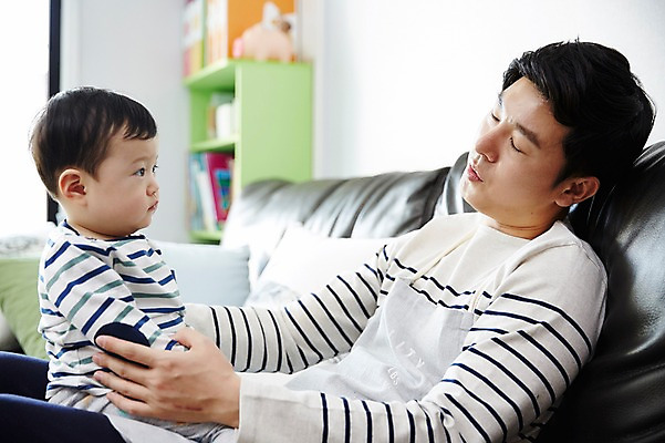 포토 JPG 응시 남자 아들 거실 가족 안기 실내 앉기 상반신 성인 두명 옆모습 30대 소파 기댐 한국인 육아 아기 잠 가족라이프 아빠 부자지간 남자만 남성육아휴직 육아대디 싱글대디 한부모가족 국내포토 라이프스타일 시선 뷰포인트 의자 관계 모션 사람 동양인 내부 장년 파일형식 육아휴직