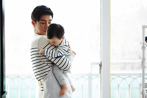 포토 JPG 주간 전신 응시 남자 아들 가족 안기 실내 서기 상반신 성인 두명 옆모습 30대 한국인 육아 아기 가족라이프 아빠 창가 부자지간 남자만 남성육아휴직 육아대디 싱글대디 한부모가족 국내포토 자연요소 라이프스타일 시선 뷰포인트 창문 관계 모션 사람 동양인 내부 장년 파일형식 육아휴직