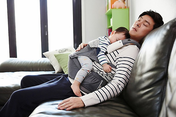 포토 JPG 전신 남자 아들 거실 가족 안기 실내 앉기 상반신 성인 두명 옆모습 30대 소파 기댐 한국인 육아 아기 잠 가족라이프 아빠 부자지간 남자만 아기띠 남성육아휴직 육아대디 싱글대디 한부모가족 국내포토 라이프스타일 뷰포인트 의자 관계 모션 사람 동양인 내부 장년 아기용품 파일형식 육아휴직