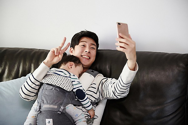 포토 JPG 응시 남자 아들 거실 가족 안기 실내 웃음 들기 앉기 상반신 성인 두명 앞모습 30대 스마트폰 소파 기댐 한국인 육아 아기 잠 가족라이프 아빠 셀프카메라 브이 부자지간 남자만 아기띠 남성육아휴직 육아대디 싱글대디 한부모가족 국내포토 라이프스타일 시선 뷰포인트 의자 관계 모션 표정 사람 동양인 손짓 내부 장년 핸드폰 스마트기기 사진촬영 아기용품 파일형식 육아휴직