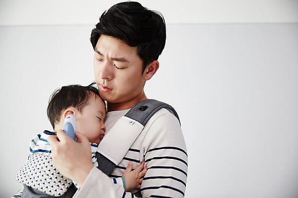 포토 JPG 응시 남자 아들 가족 안기 실내 서기 상반신 성인 두명 옆모습 30대 한국인 육아 아기 가족라이프 열 아빠 온도계 체온계 귀체온계 부자지간 남자만 아기띠 남성육아휴직 육아대디 싱글대디 한부모가족 국내포토 라이프스타일 시선 뷰포인트 관계 모션 사람 동양인 내부 장년 아기용품 파일형식 육아휴직