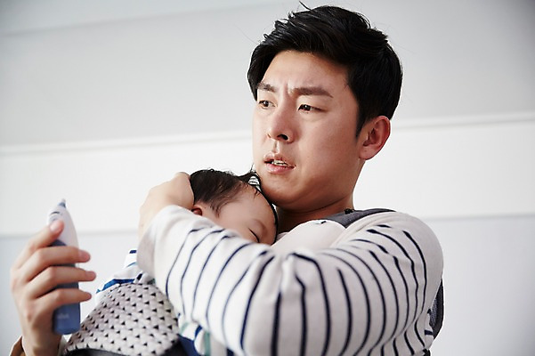 포토 JPG 응시 남자 아들 가족 안기 실내 서기 상반신 성인 두명 옆모습 30대 한국인 육아 아기 가족라이프 열 아빠 온도계 체온계 귀체온계 부자지간 남자만 아기띠 남성육아휴직 육아대디 싱글대디 한부모가족 국내포토 라이프스타일 시선 뷰포인트 관계 모션 사람 동양인 내부 장년 아기용품 파일형식 육아휴직