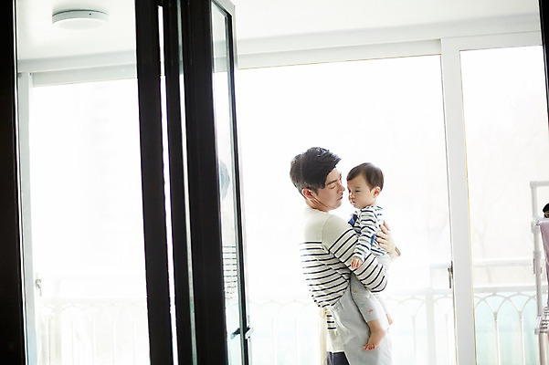 포토 JPG 주간 전신 응시 남자 아들 가족 안기 실내 서기 상반신 성인 두명 옆모습 30대 한국인 육아 아기 가족라이프 아빠 창가 부자지간 남자만 남성육아휴직 육아대디 싱글대디 한부모가족 국내포토 자연요소 라이프스타일 시선 뷰포인트 창문 관계 모션 사람 동양인 내부 장년 파일형식 육아휴직